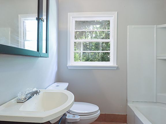 4th image of 371 Belvedere Cir