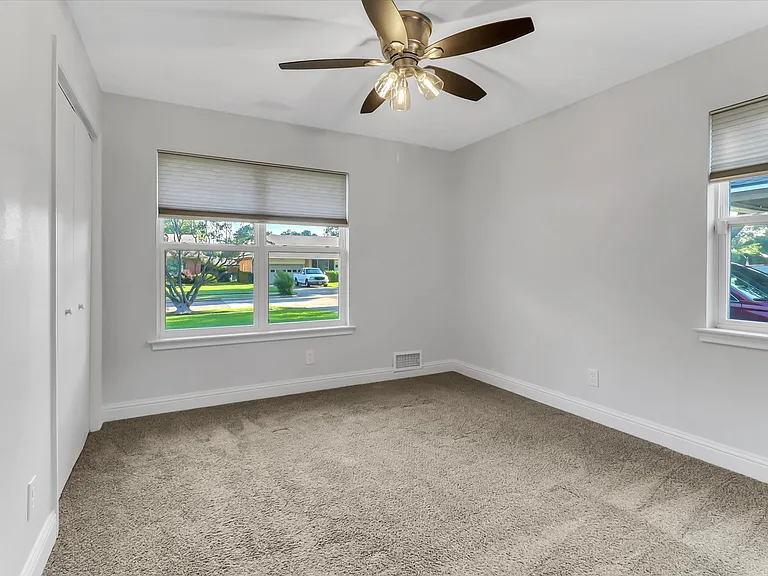 623 Greenleaf Dr — Photo 13