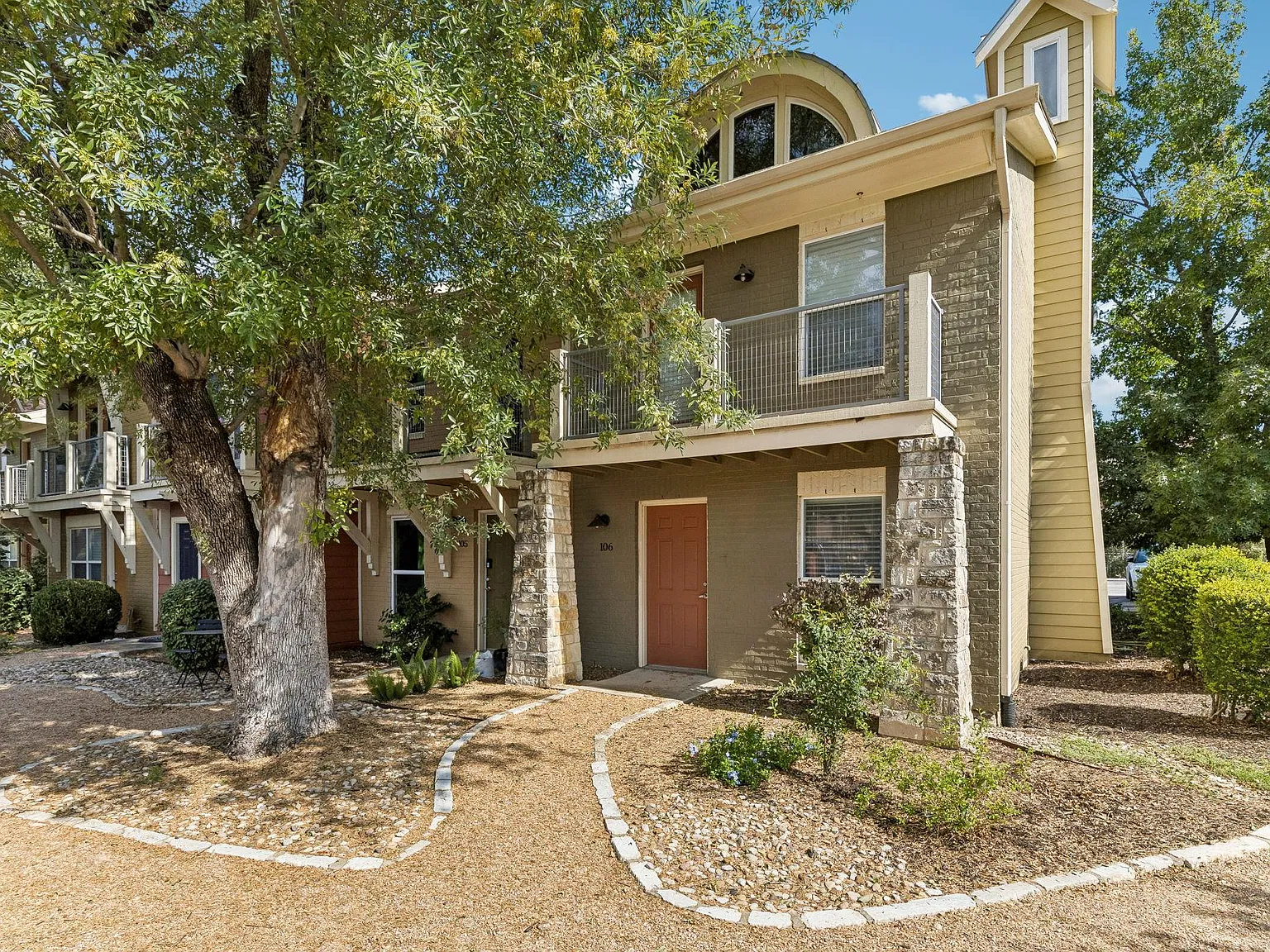 2 bed, 2.5 bath, 1018 sqft, $1,650 — Photo 1
