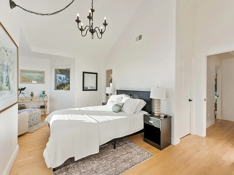 2570 Lillie Ave — Photo 32