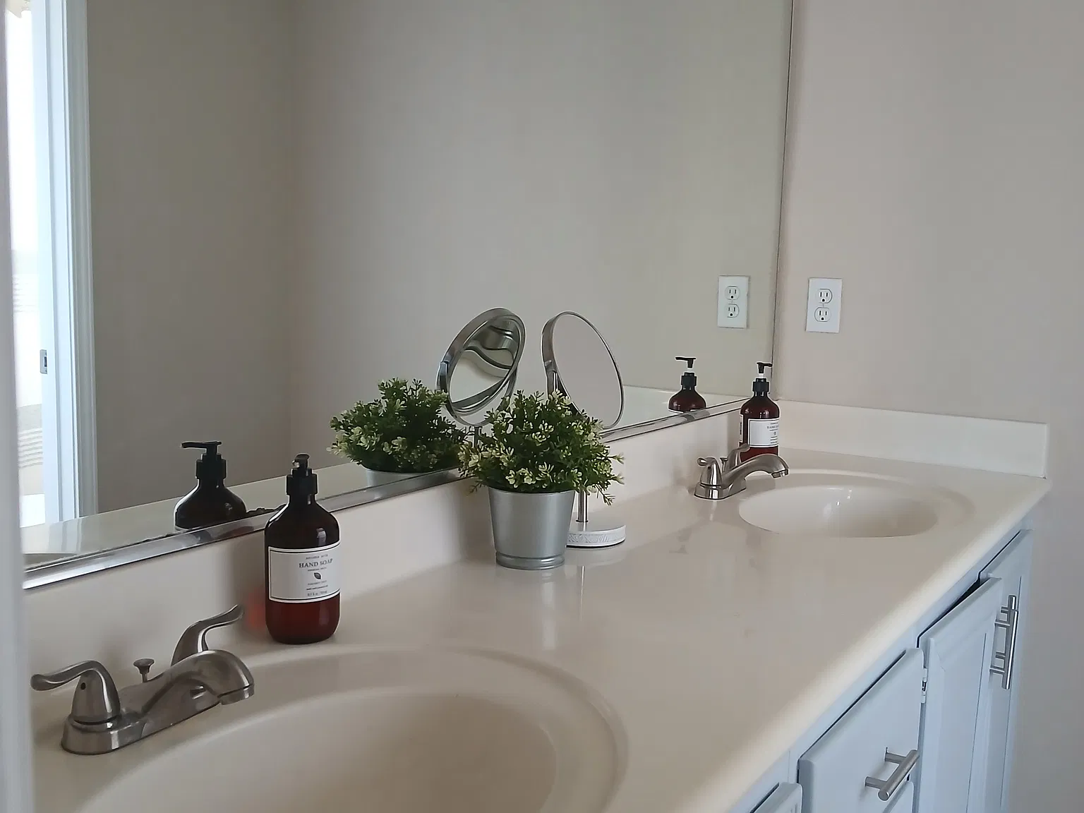 4 bed, 2.5 bath, 2533 sqft, $900 — Photo 3