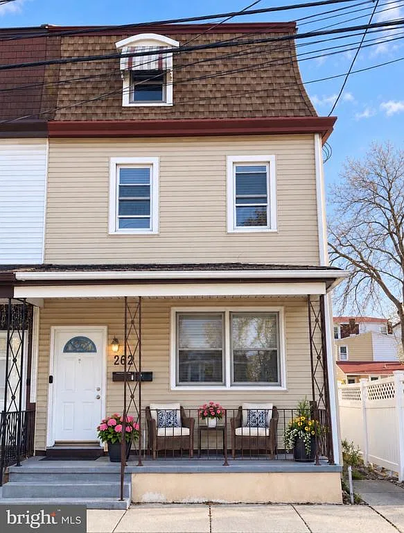 2 bed, 1.0 bath, 1928 sqft, $1,750 — Photo 1