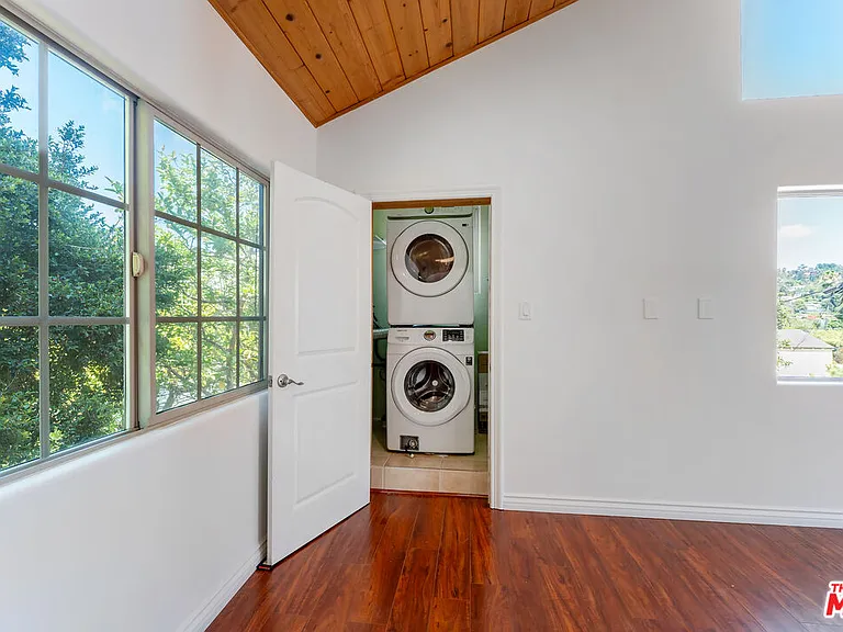 1652 Talmadge St — Photo 9