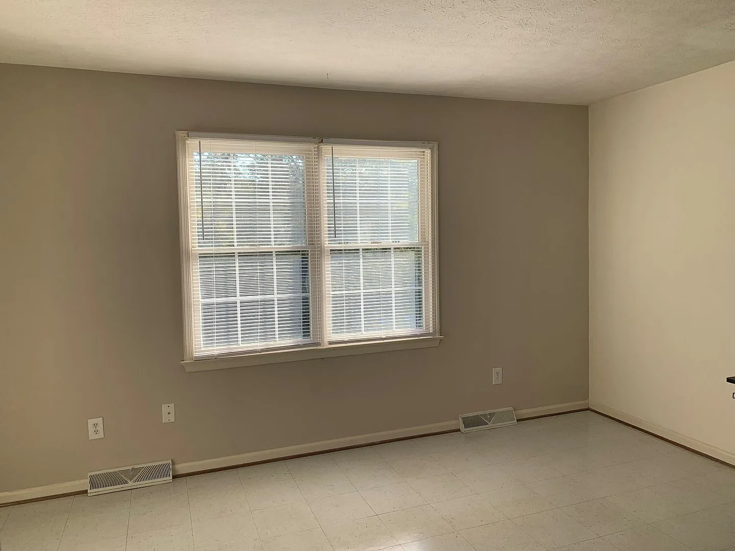 277 Lakeview Dr — Photo 4