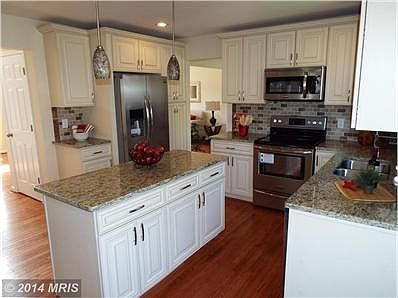 New Gourmet Kitchen w/ Granite Counter & Molding