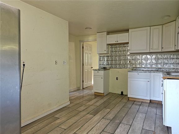 2nd image of 13 High St