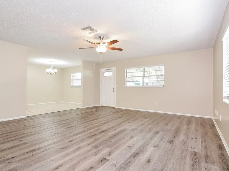 2451 Glenview Dr — Photo 4