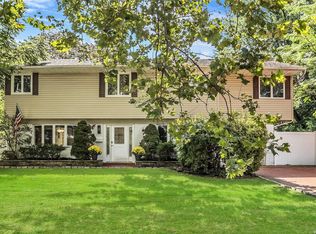 9 Wheatfield Ln, Commack, NY 11725