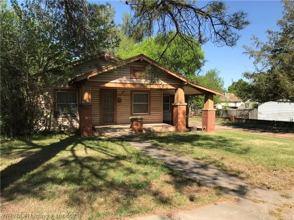 924 S 13th St, Chickasha, OK 73018