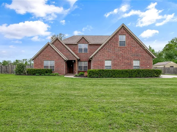 915 King Arthur Dr, Springdale, AR 72762