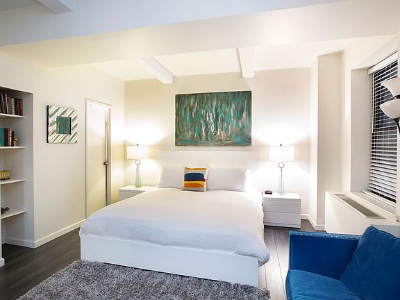 3rd image of 150 W 51st St APT 725