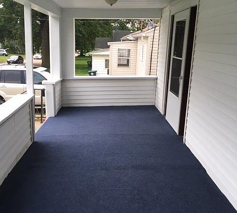 Carpeted open air front porch