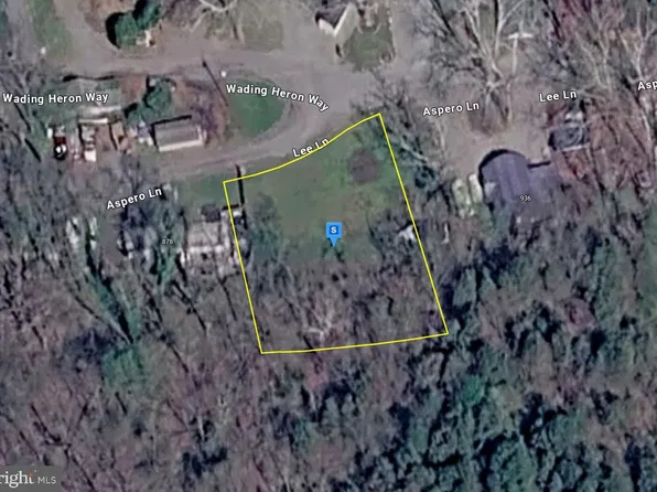 880 Aspero Ln, Falling Waters, WV 25419