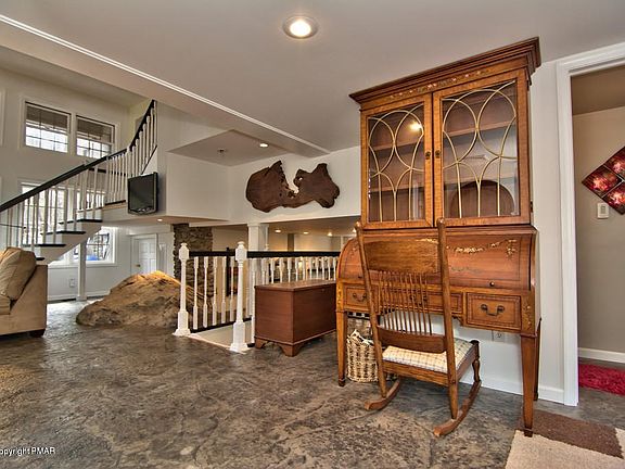 3rd image of 203 Goldenrod Ln