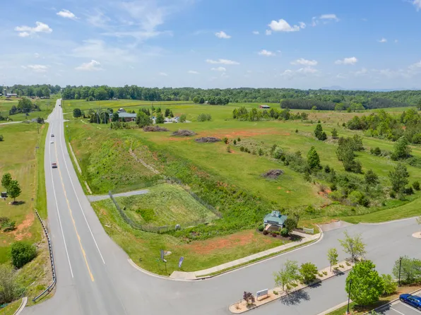 1092 Mayberry Crossing Dr #11, Moneta, VA 24121