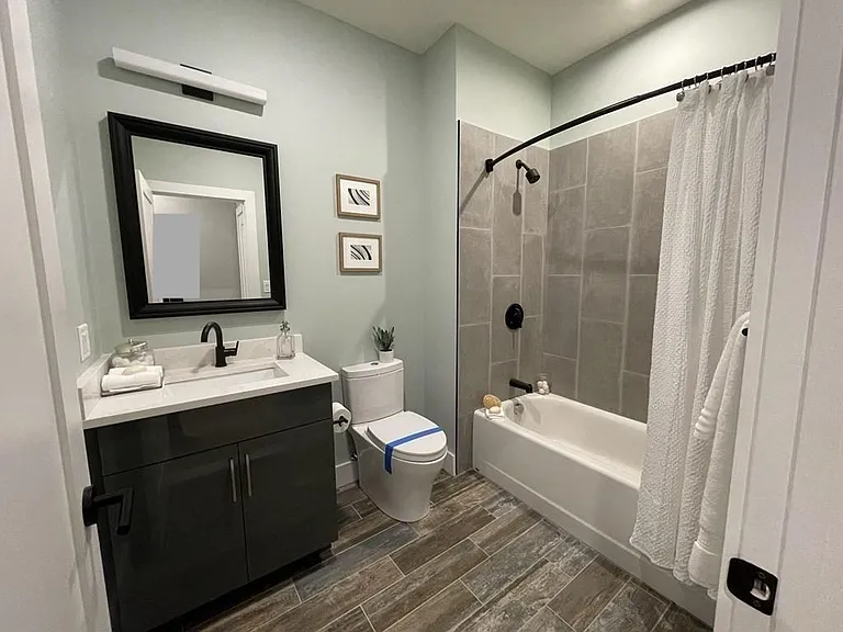 60 Cross St E #212 — Photo 5