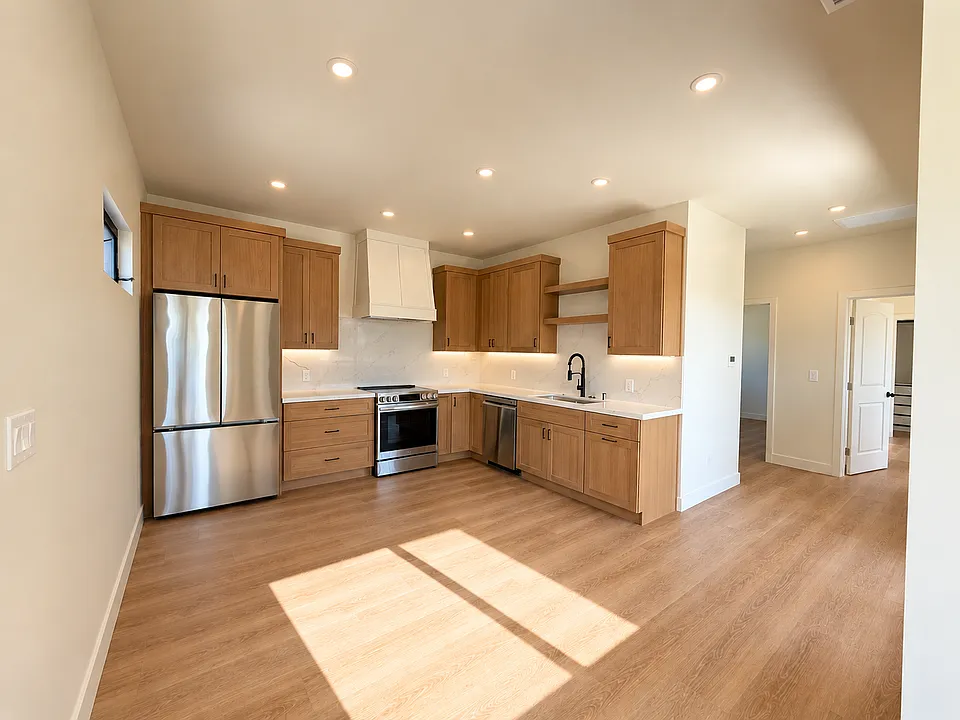 3410 Ottawa Ave #202