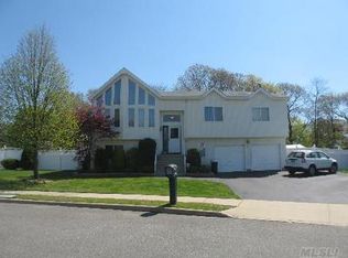 107 Paul Dr, Holbrook, NY 11741