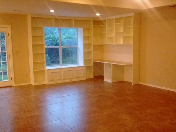 3rd image of 909 Spear Dr