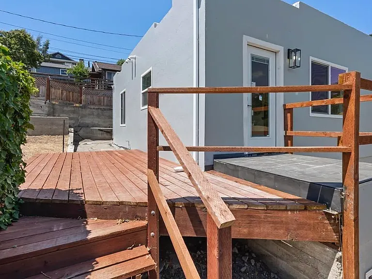 1923 Thompson Ln — Photo 25
