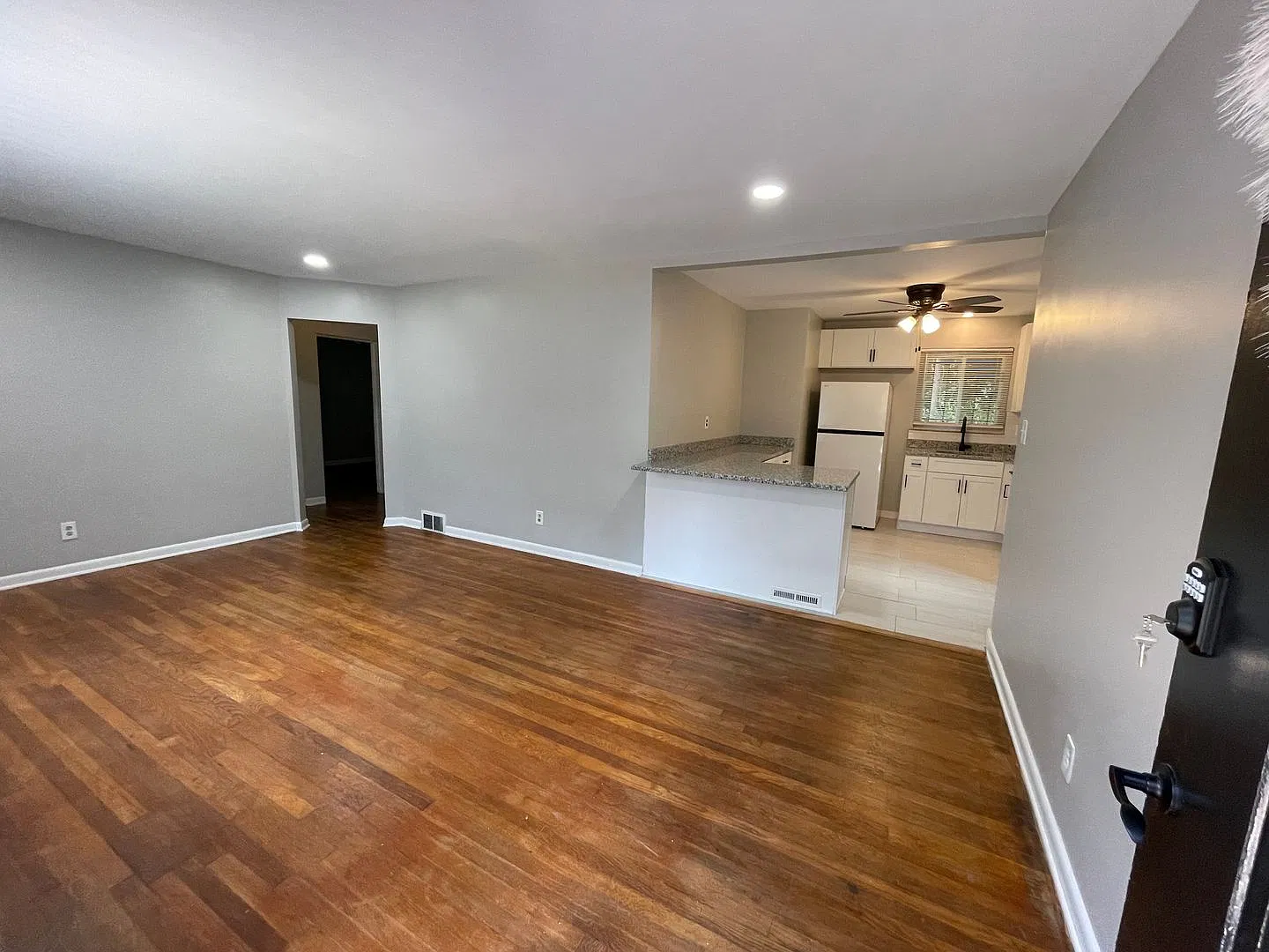 3-bedroom, 1-bath ranch in East Hills — Photo 3