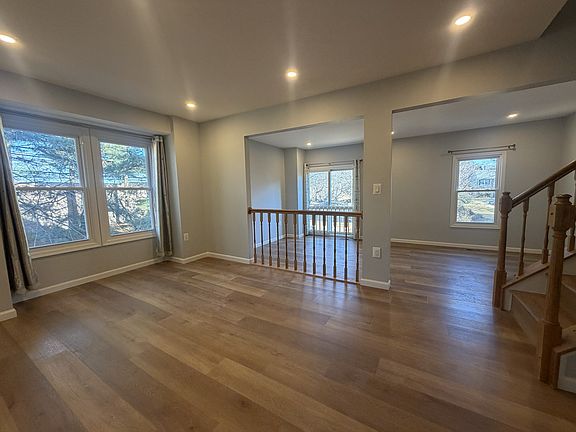4th image of 19 Forest Landing Ct