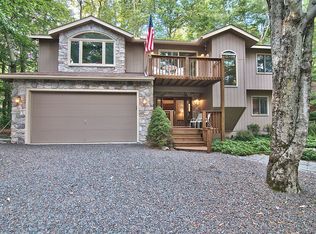 6237 Lakeview Dr, Pocono Pines, PA 18350