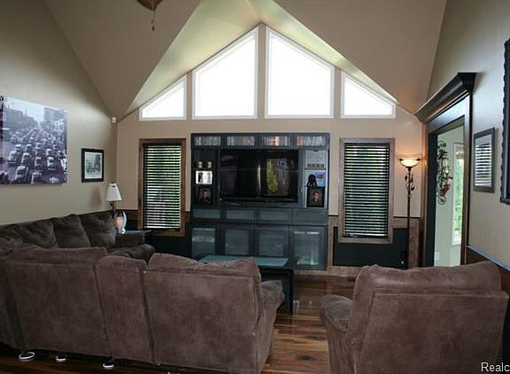 3rd image of 21107 Parkview Dr