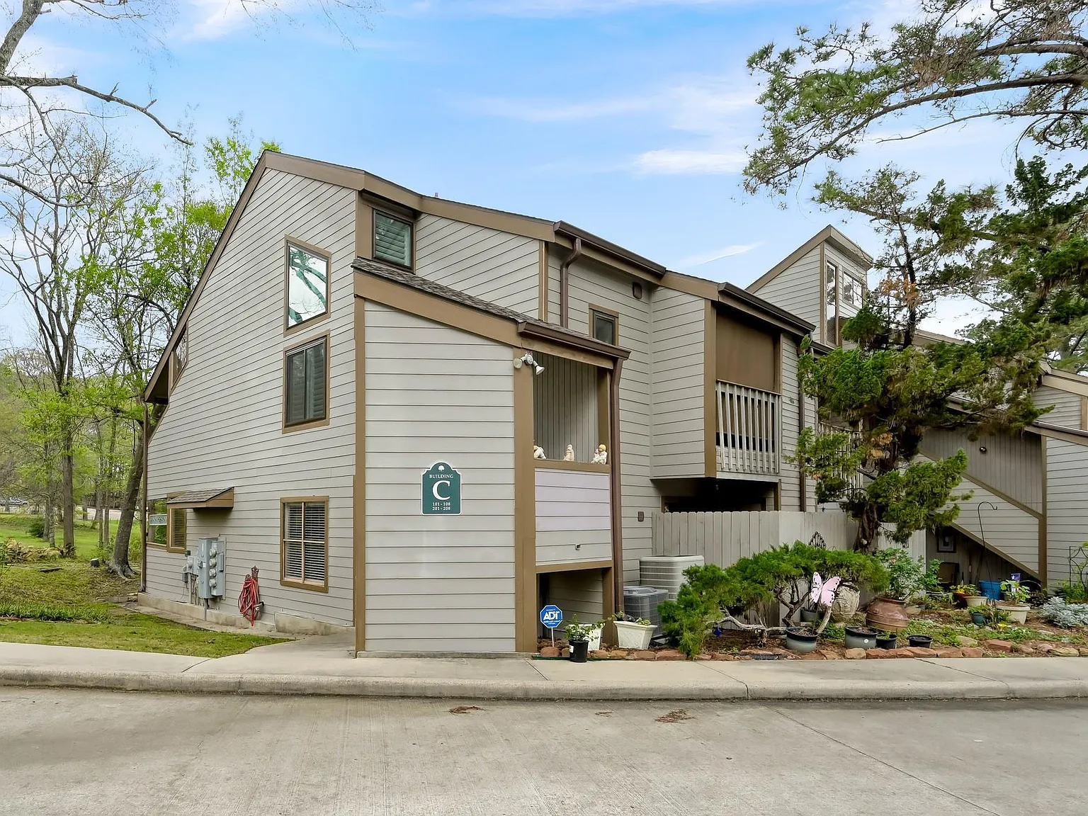 2 bed, 1.0 bath, 880 sqft, $1,550 — Photo 2