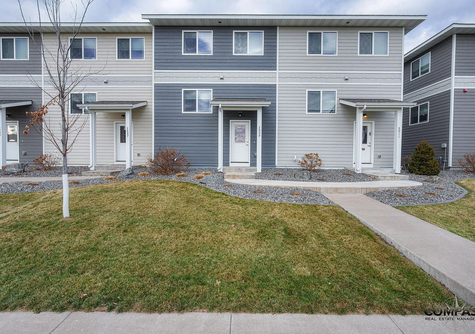 Spacious And Modern Townhome — Photo 1