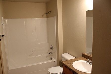 4th image of 2414 39th St APT 204