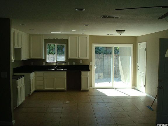 4th image of 1589 Laguna Cir