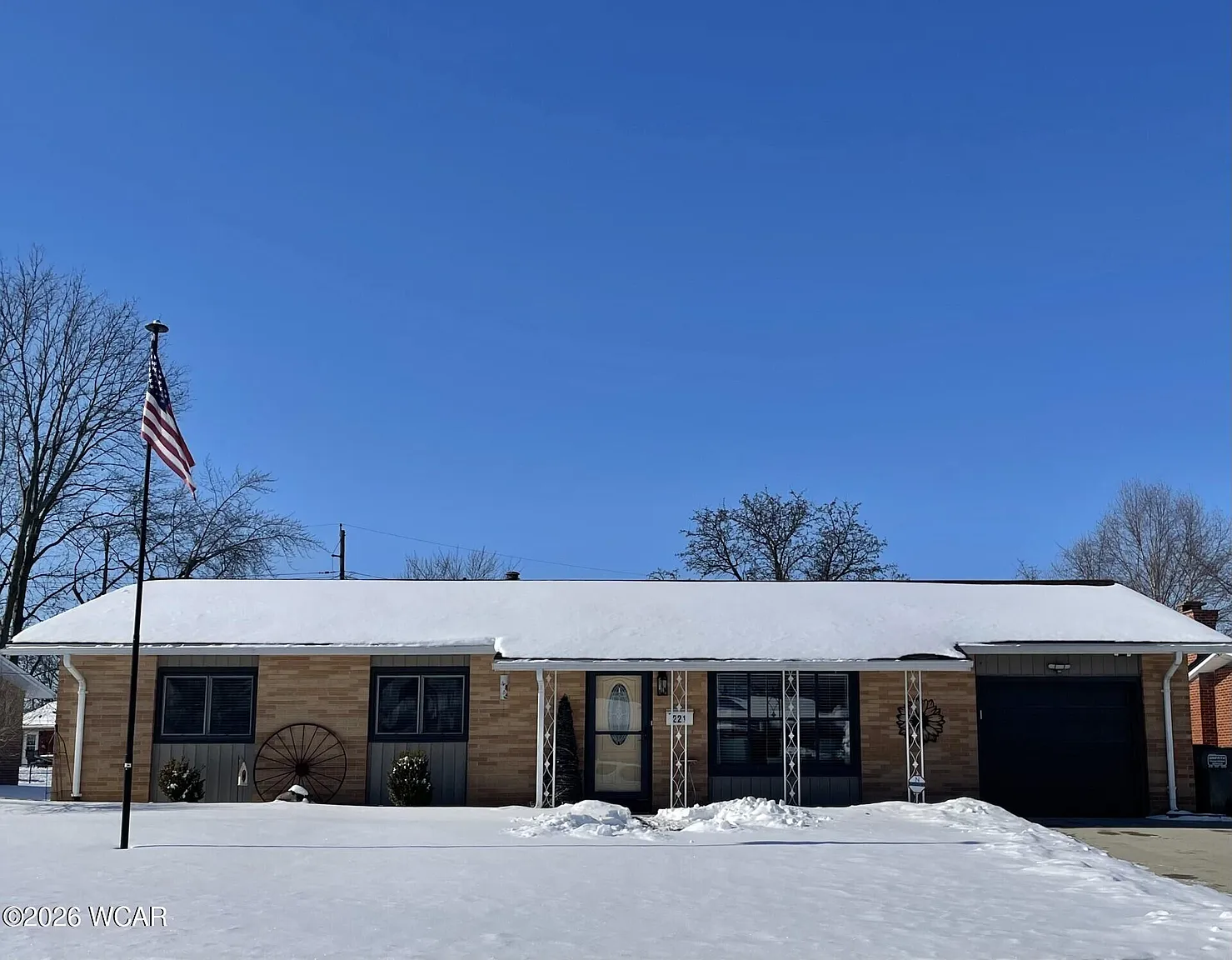 221 Devonshire Dr photo 1
