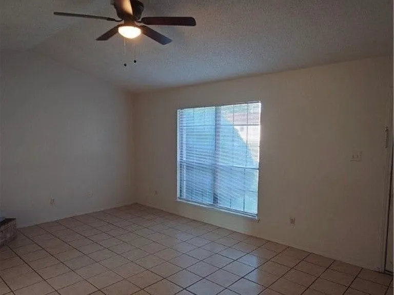 2506 Grasslands Dr — Photo 10