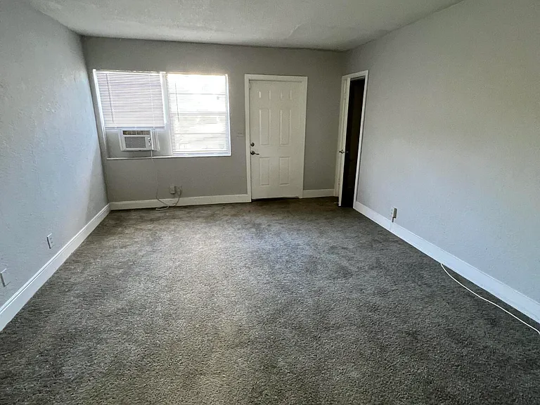 2722 Poinsettia Ave — Photo 6