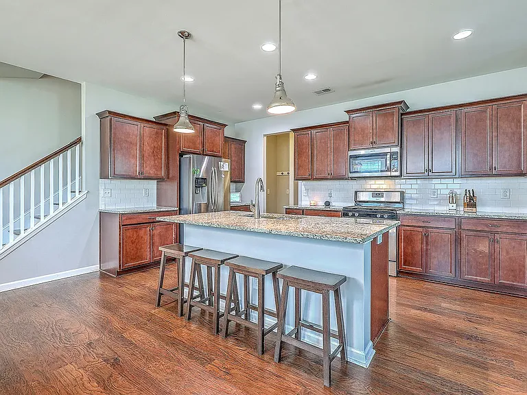 508 Alderly Dr — Photo 6