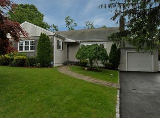 17 Hilary Cir, New Rochelle, NY 10804