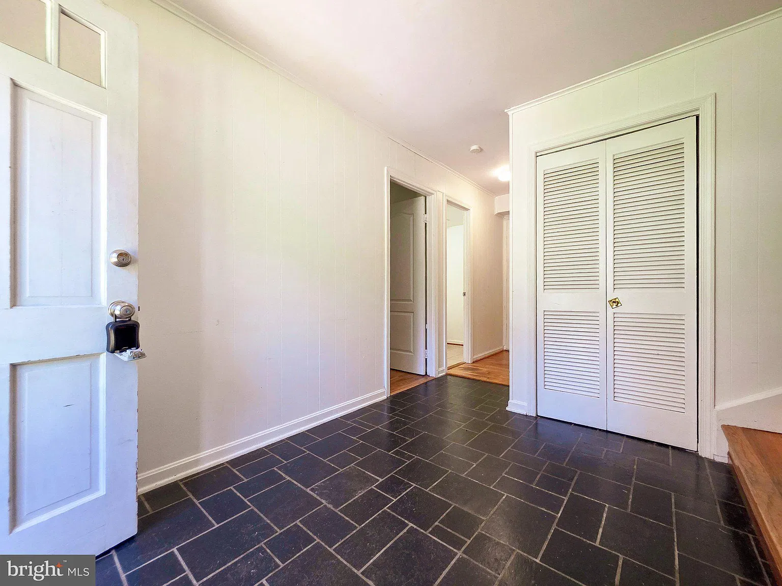 5 bed, 2.5 bath, 2071 sqft, $3,850 — Photo 2