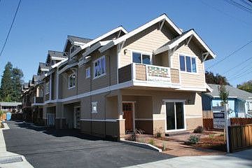 2nd image of 211 Grant St Unit A