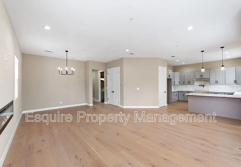 545 Carty Dr — Photo 5