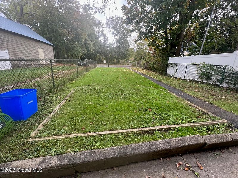 2nd image of 521 PAWLING Avenue