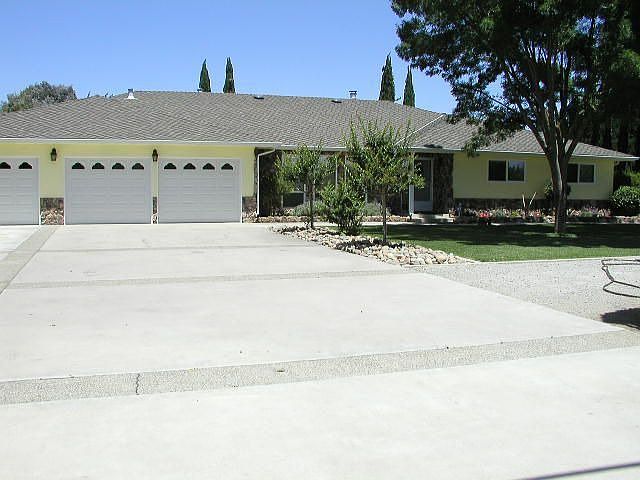 Beautiful Front yard