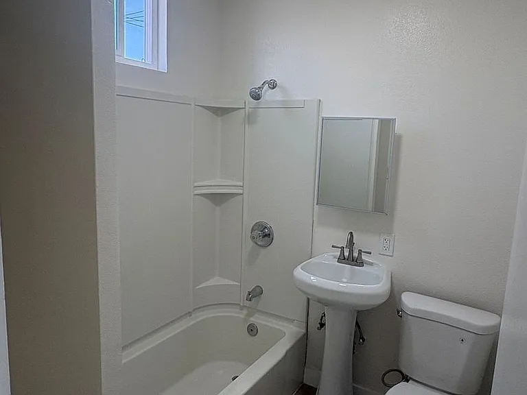 1142 Hoffman Ave — Photo 5