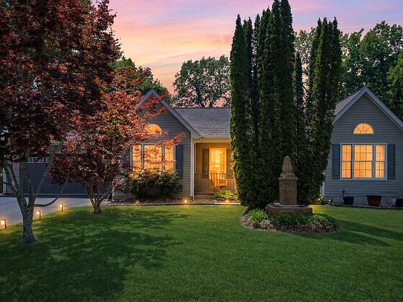 3rd image of 297 Arrowhead Ln