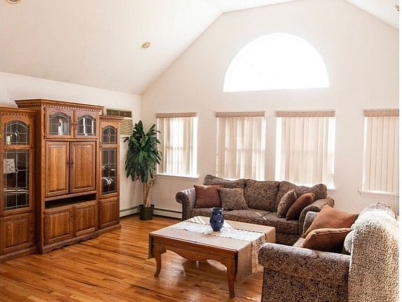2nd image of 124 Erlanger Blvd