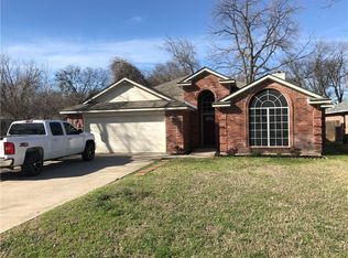 7008 Pawnee Trl, Lake Worth, TX 76135