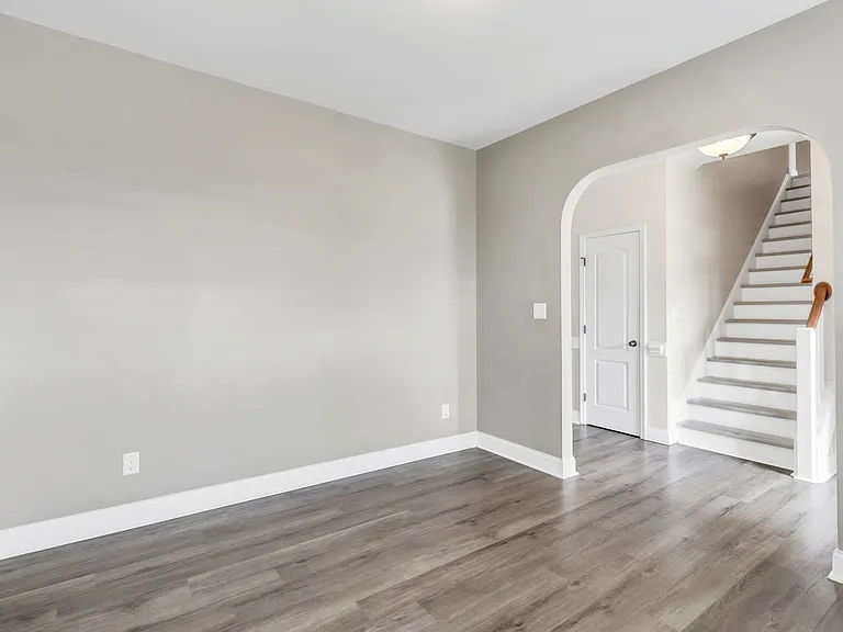 127 Ganton Dr — Photo 7