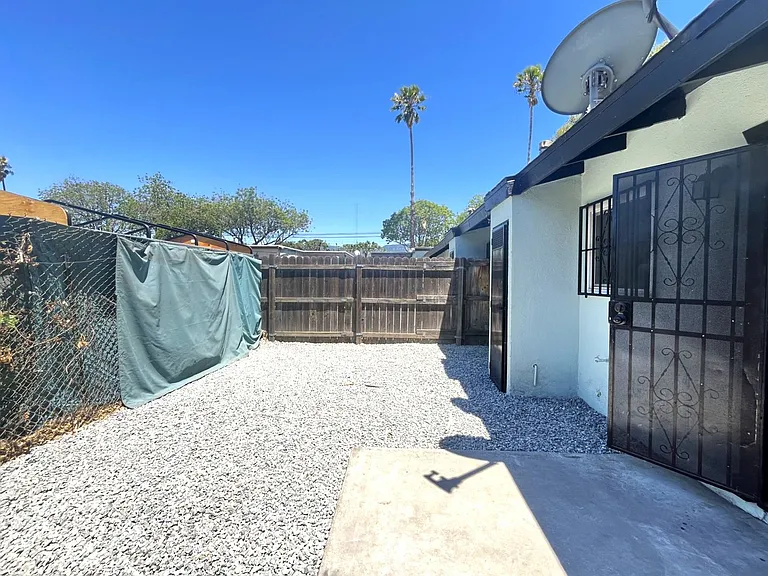 RV T 1594 B&C Sepulveda Ave — Photo 17