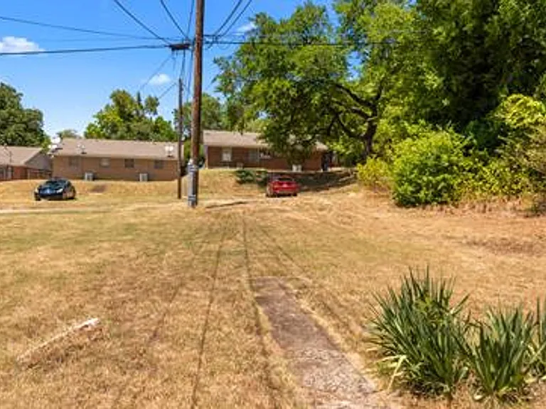 818 W Texas St — Photo 29