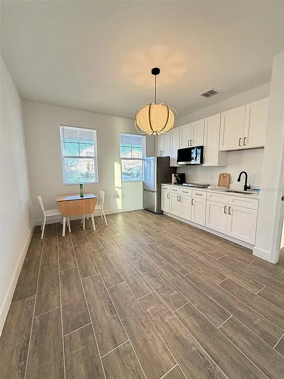 1 bed, 1.0 bath, 700 sqft, $1,299 — Photo 2